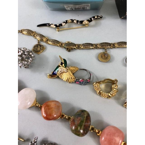 93 - Costume Jewellery, small quantity of vintage and antique costume jewellery to include brooches, pear... 