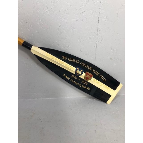 122 - Vintage Oar: An original Oxford Blues Queens College Boat Club rowing Oar. OAR number 2 with makers ... 