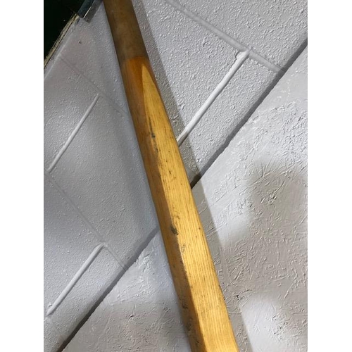 122 - Vintage Oar: An original Oxford Blues Queens College Boat Club rowing Oar. OAR number 2 with makers ... 