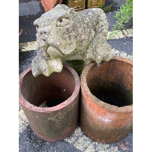 324 - Garden ornament in the form of a seated gargoyle, with two terracotta planters