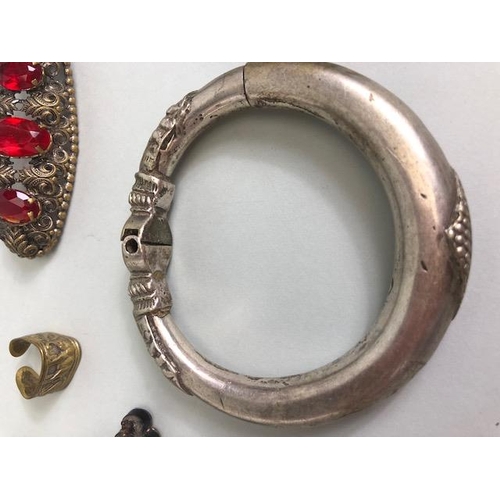 54 - Costume jewellery collection to include Antique pierced brass bangle and brooch set with matching re... 