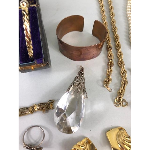 59 - Costume Jewellery, small quantity of vintage and antique costume jewellery to include brooches, pear... 