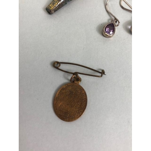 60 - Miscellaneous jewellery to include a Victorian silver vesta case, 925 earrings set with Amethyst, do... 