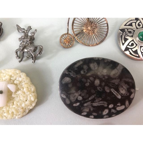 89 - Vintage costume jewellery, collection of antique and vintage brooches, to include silver, fossils, p... 