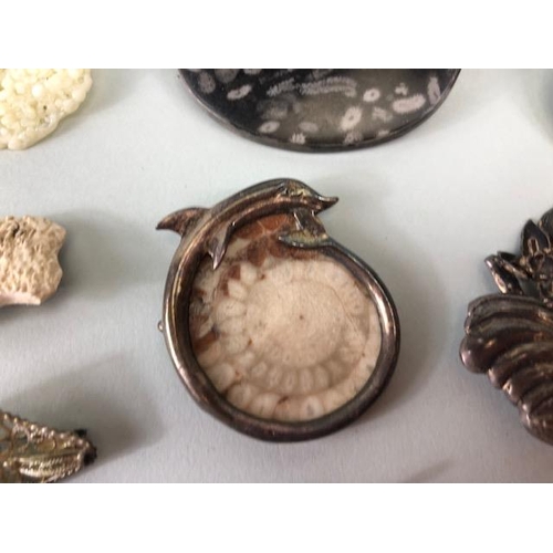 89 - Vintage costume jewellery, collection of antique and vintage brooches, to include silver, fossils, p... 