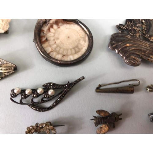 89 - Vintage costume jewellery, collection of antique and vintage brooches, to include silver, fossils, p... 