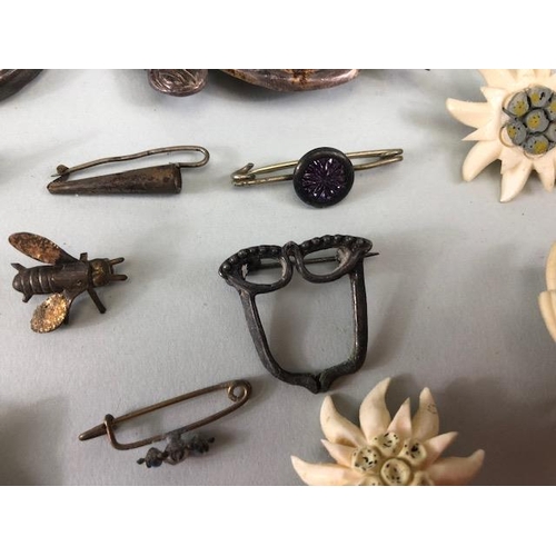 89 - Vintage costume jewellery, collection of antique and vintage brooches, to include silver, fossils, p... 