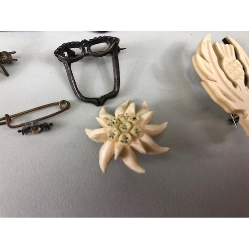 89 - Vintage costume jewellery, collection of antique and vintage brooches, to include silver, fossils, p... 