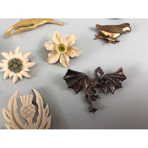 89 - Vintage costume jewellery, collection of antique and vintage brooches, to include silver, fossils, p... 