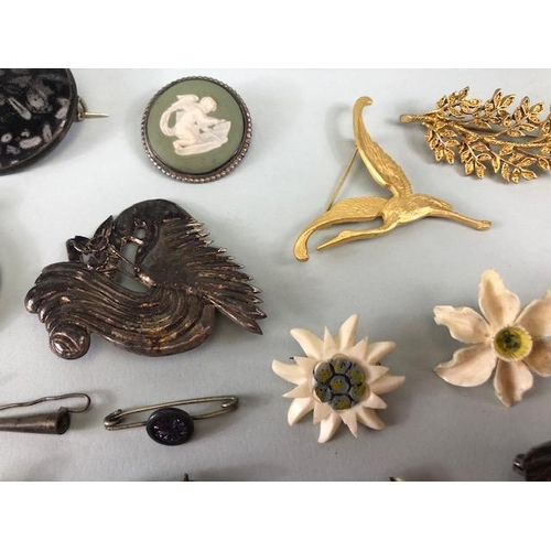 89 - Vintage costume jewellery, collection of antique and vintage brooches, to include silver, fossils, p... 