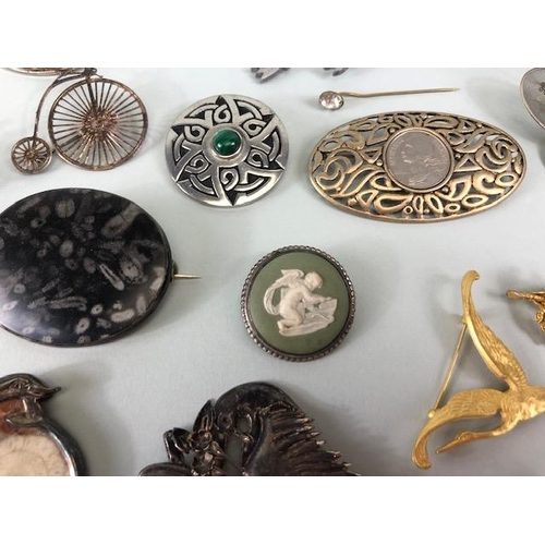 89 - Vintage costume jewellery, collection of antique and vintage brooches, to include silver, fossils, p... 