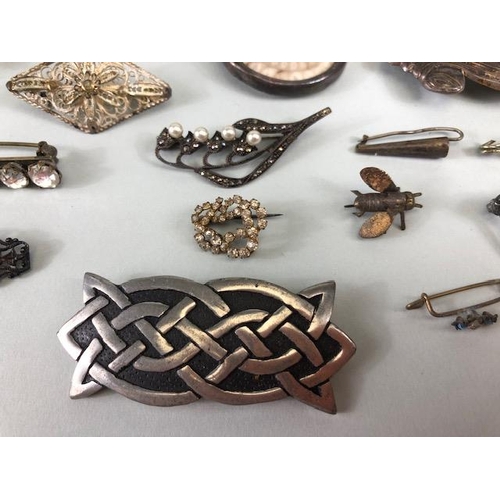 89 - Vintage costume jewellery, collection of antique and vintage brooches, to include silver, fossils, p... 