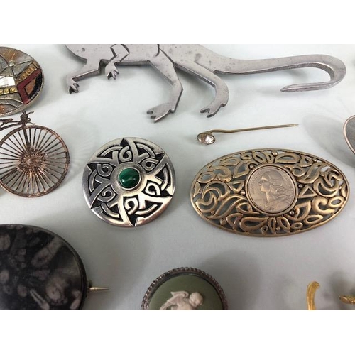 89 - Vintage costume jewellery, collection of antique and vintage brooches, to include silver, fossils, p... 