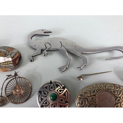 89 - Vintage costume jewellery, collection of antique and vintage brooches, to include silver, fossils, p... 