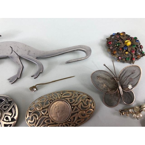 89 - Vintage costume jewellery, collection of antique and vintage brooches, to include silver, fossils, p... 