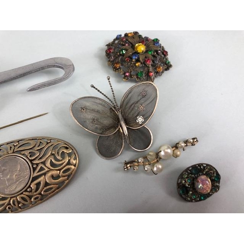 89 - Vintage costume jewellery, collection of antique and vintage brooches, to include silver, fossils, p... 