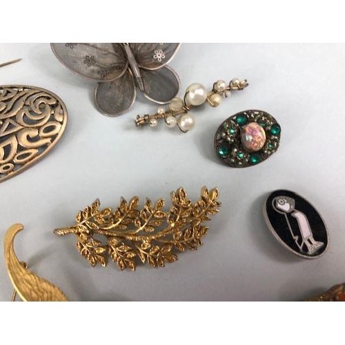 89 - Vintage costume jewellery, collection of antique and vintage brooches, to include silver, fossils, p... 