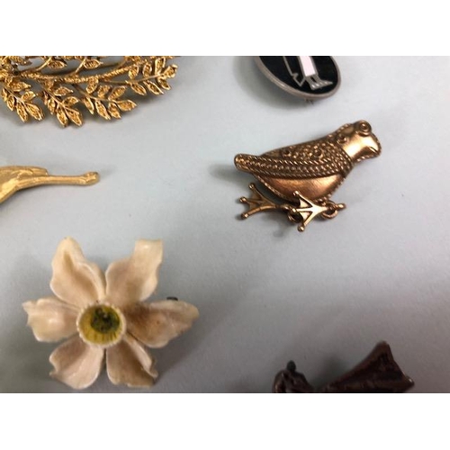 89 - Vintage costume jewellery, collection of antique and vintage brooches, to include silver, fossils, p... 