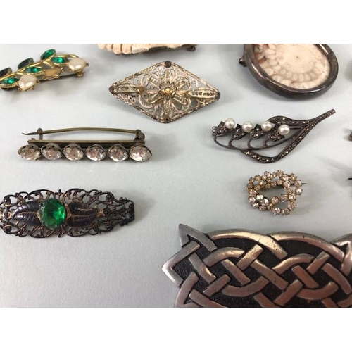 89 - Vintage costume jewellery, collection of antique and vintage brooches, to include silver, fossils, p... 