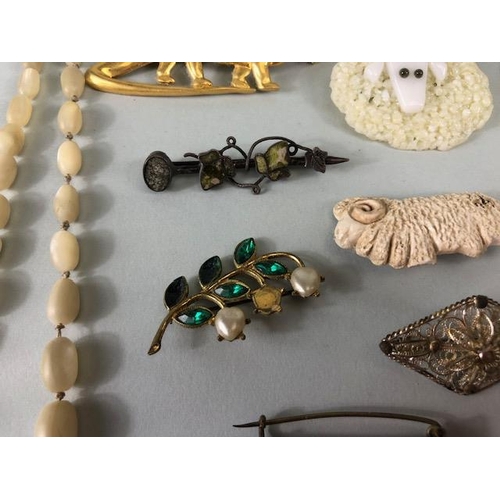 89 - Vintage costume jewellery, collection of antique and vintage brooches, to include silver, fossils, p... 