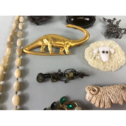 89 - Vintage costume jewellery, collection of antique and vintage brooches, to include silver, fossils, p... 