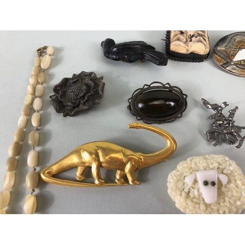 89 - Vintage costume jewellery, collection of antique and vintage brooches, to include silver, fossils, p... 