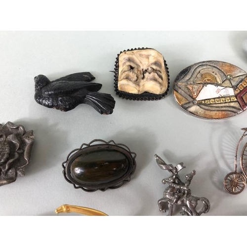 89 - Vintage costume jewellery, collection of antique and vintage brooches, to include silver, fossils, p... 