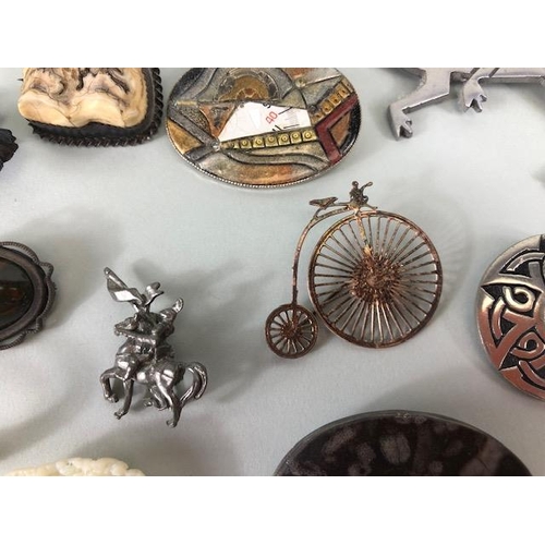 89 - Vintage costume jewellery, collection of antique and vintage brooches, to include silver, fossils, p... 