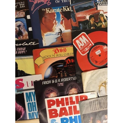 123 - Vintage Vinyl records, collection of 200+ 45rpm singles from various artists Rock and pop and dance,... 