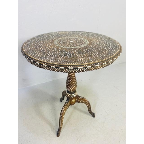 164 - Early 20th century mahogany Anglo-Indian round topped tea table with intricate bone inlay of leaves ... 