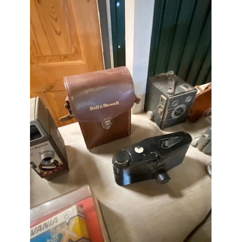 196 - Collection of vintage cameras