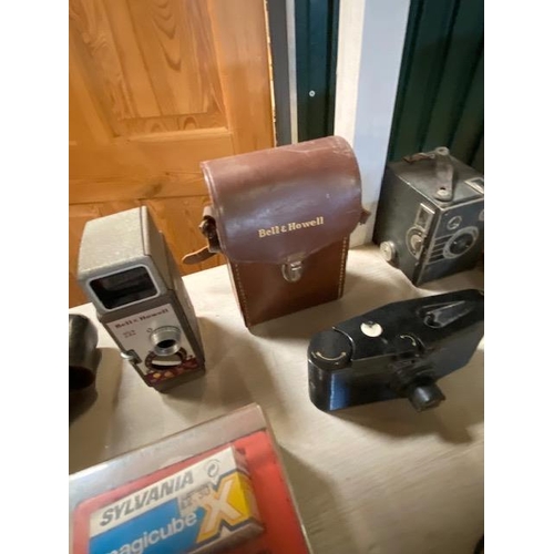 196 - Collection of vintage cameras