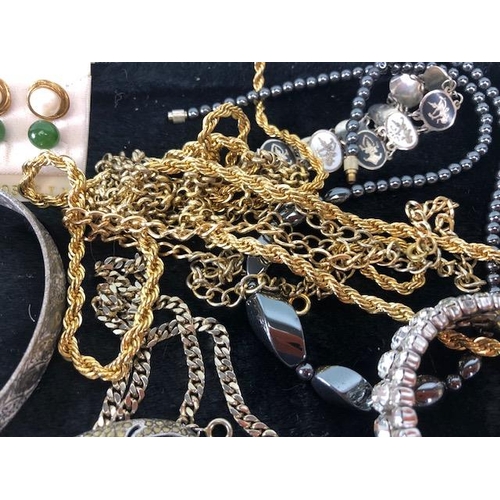 41 - Collection of Costume Jewellery to include Necklaces, bangles, bracelets etc