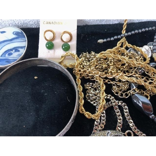 41 - Collection of Costume Jewellery to include Necklaces, bangles, bracelets etc