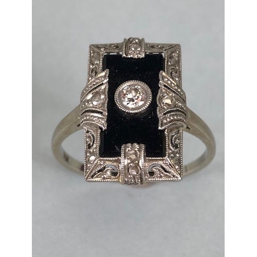 60 - 18ct white gold Art deco ring, classic baguette setting set with black onyx plaque set with central ... 