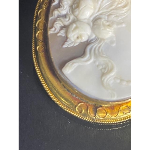 84 - Antique unmarked yellow metal mounted cameo brooch (cameo damaged)