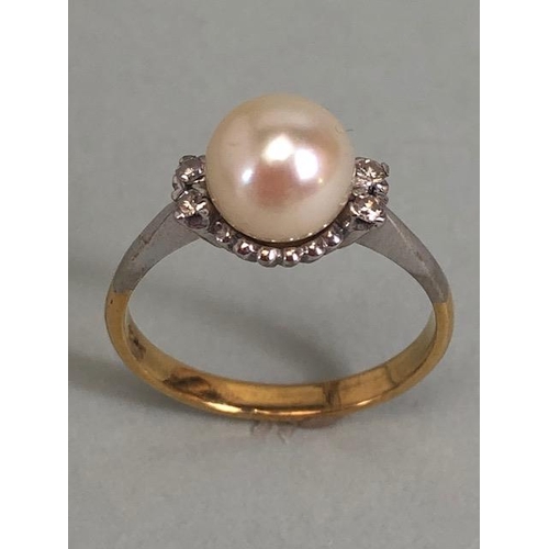 10 - 18ct Gold and platinum ring set with a large Pearl and with twin diamond shoulders (the pearl approx... 