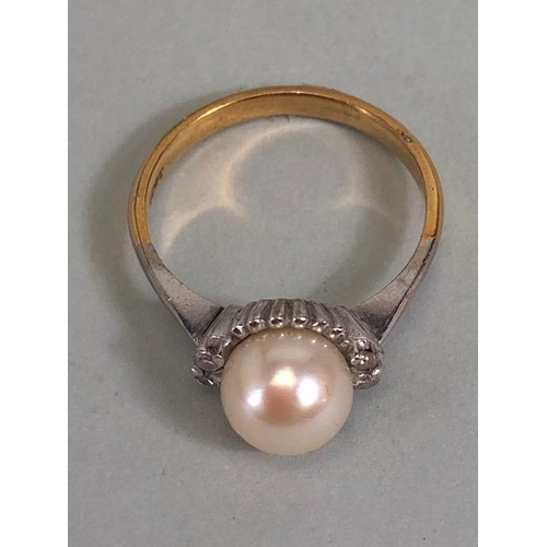 10 - 18ct Gold and platinum ring set with a large Pearl and with twin diamond shoulders (the pearl approx... 