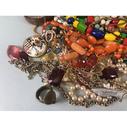 114 - Costume jewellery, to include beads, brooches, chains, bracelets, earrings, bangles etc