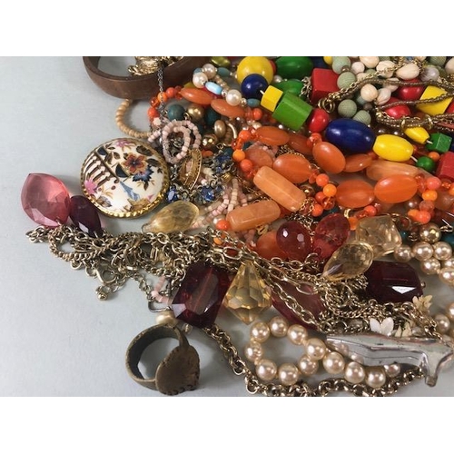 114 - Costume jewellery, to include beads, brooches, chains, bracelets, earrings, bangles etc