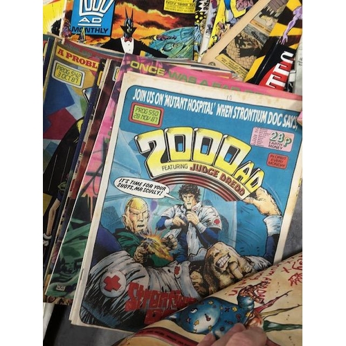 130 - Comic book interest,  large collection of 1980s 2000AD comics featuring Judge Dread,along with two 1... 