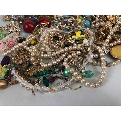 140 - Antique and vintage costume jewellery and watches, to include Marcasite brooches, pendants, earrings... 