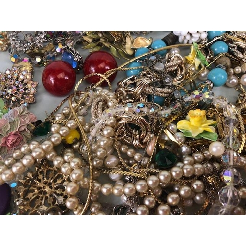 140 - Antique and vintage costume jewellery and watches, to include Marcasite brooches, pendants, earrings... 