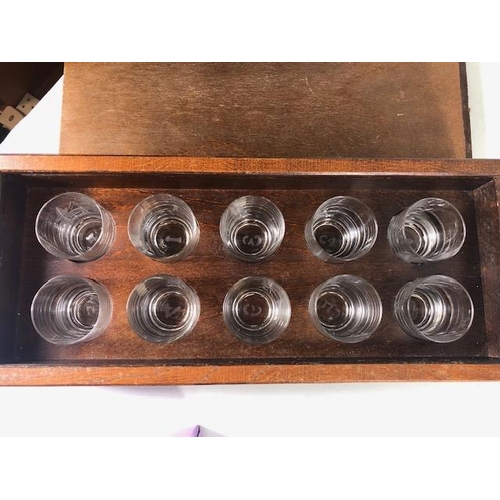 149 - Sport Shooting interest, boxed set of 10 shot glasses, each engraved with shooting quarry and a peg ... 