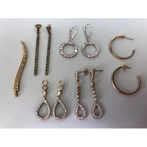 16 - Collection of 9ct Gold jewellery to include earrings and pendants (approx 18g)