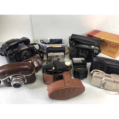 164 - Vintage Cameras, collection of cameras to include Kodak 127 in case, Zeiss, Ikon, in case, Canon T70... 