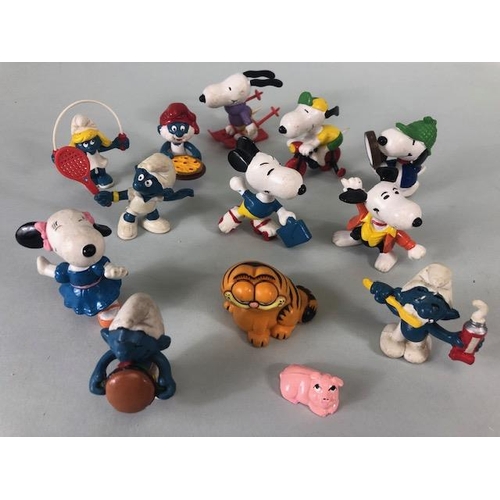 166 - Collectable figures, quantity of vintage Snoopy and Smurf character figures from the 1980s