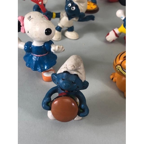 166 - Collectable figures, quantity of vintage Snoopy and Smurf character figures from the 1980s