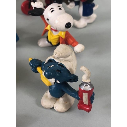 166 - Collectable figures, quantity of vintage Snoopy and Smurf character figures from the 1980s