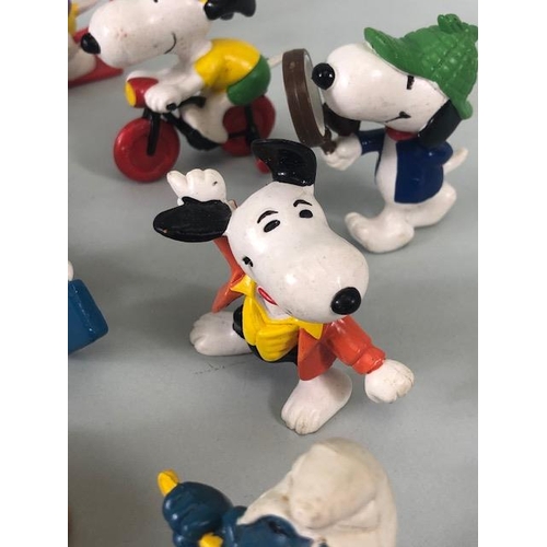 166 - Collectable figures, quantity of vintage Snoopy and Smurf character figures from the 1980s